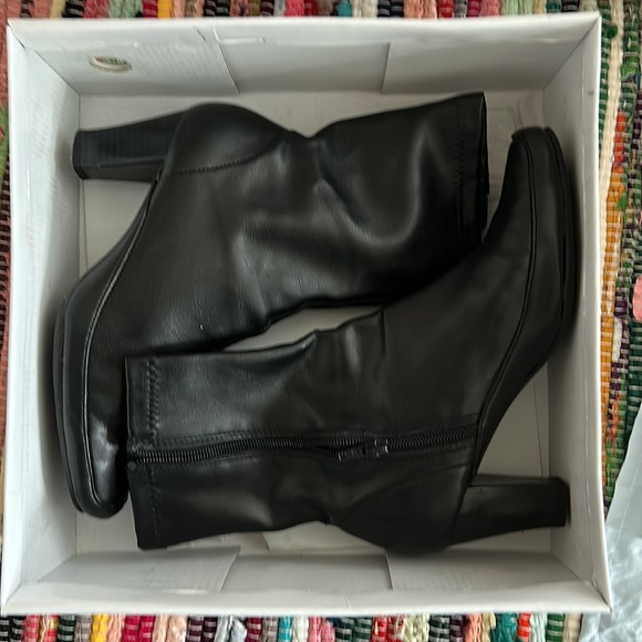 Boots ankle almost new used 2x size 6 nice pair - Picture 6 of 6